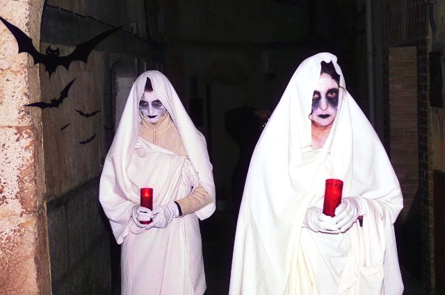 Almetas y Totones forman la triste comitiva que vaga por las calles de Radiquero.