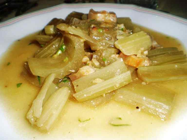 platos tipicos navideños - cardo en salsa de almendras