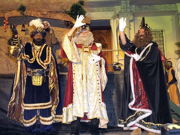 Cabalgata de los Reyes Magos en Huesca y Teruel Foto de la cabalgata en Huesca donde niños y adultos disfrutan de la magia de la navidad