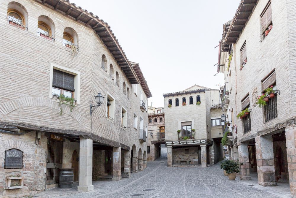 Foto de Turismo de Aragón - Antigua Plaza Mayor de Alquézar, ahora llamada Mosén Rafael Ayerbe