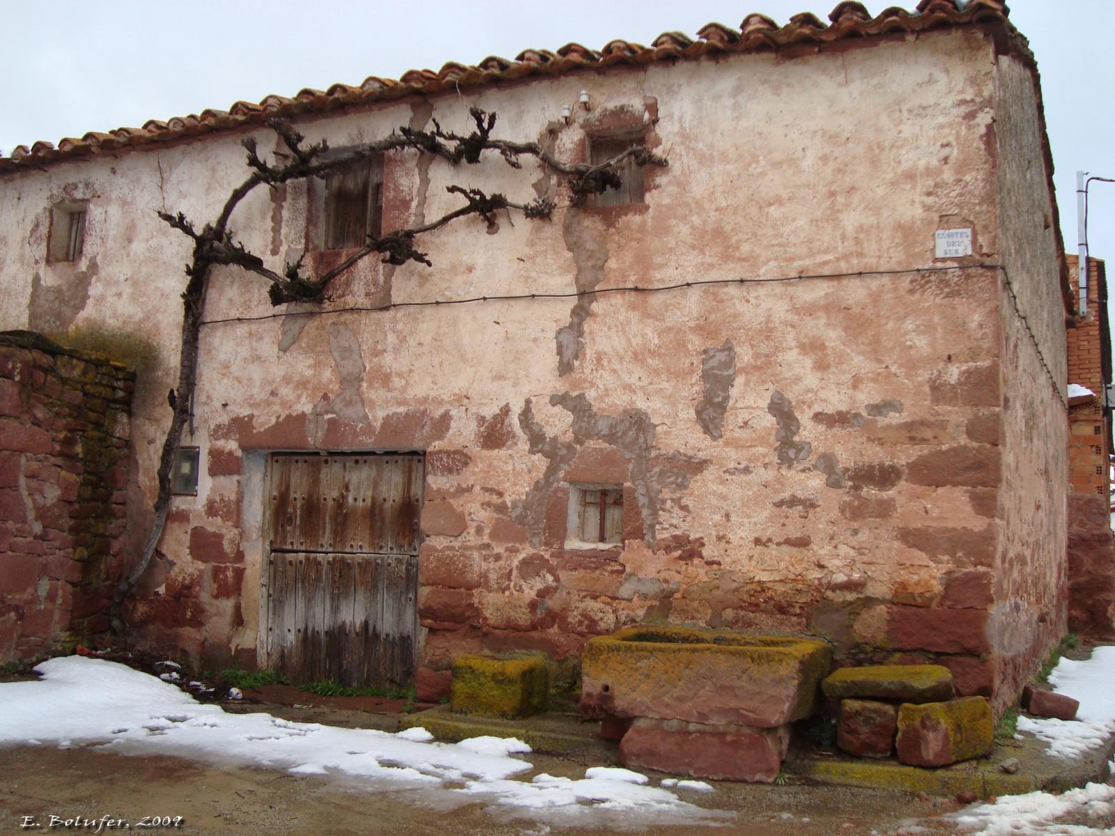 Foto de Escapada Rural - Fachada de una casa del pueblo de Rodenas