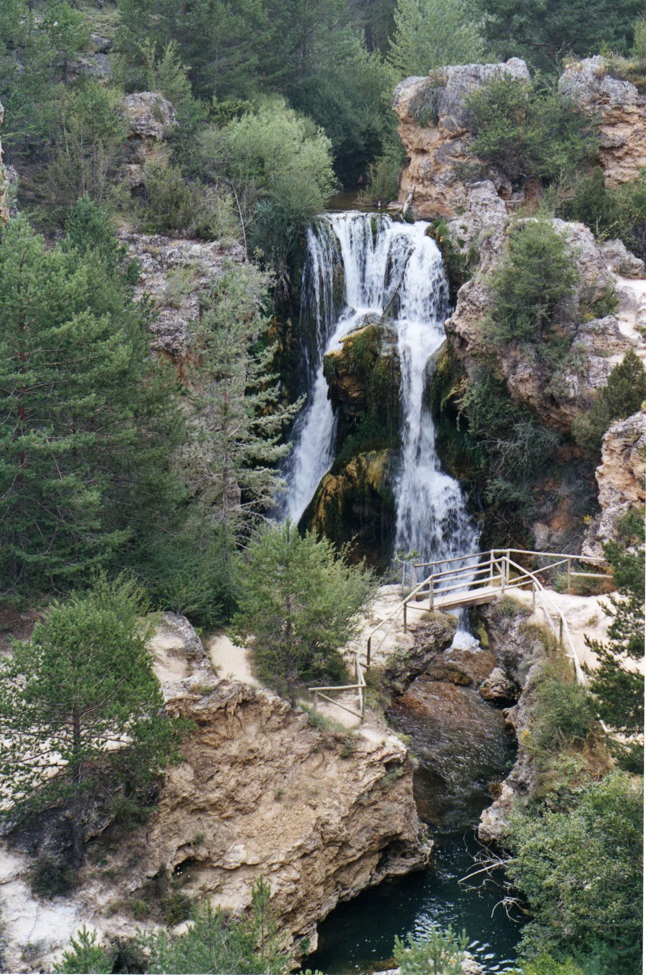 Cascada de Calomarde, formada por el río Blanco