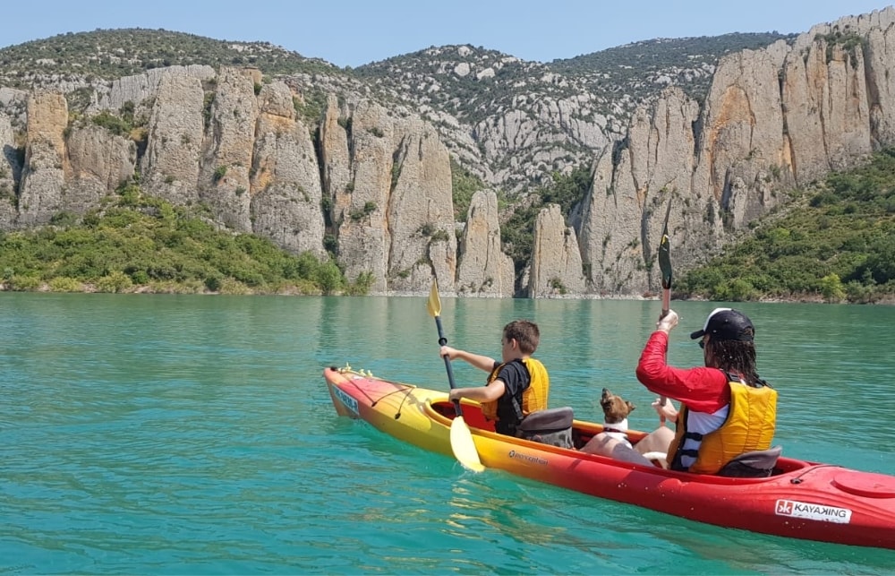 Paseo en kayak por el emblase de Canelles, para disfrutar de la muralla de Finestres, uno de los destinos de Aragín a los que ir