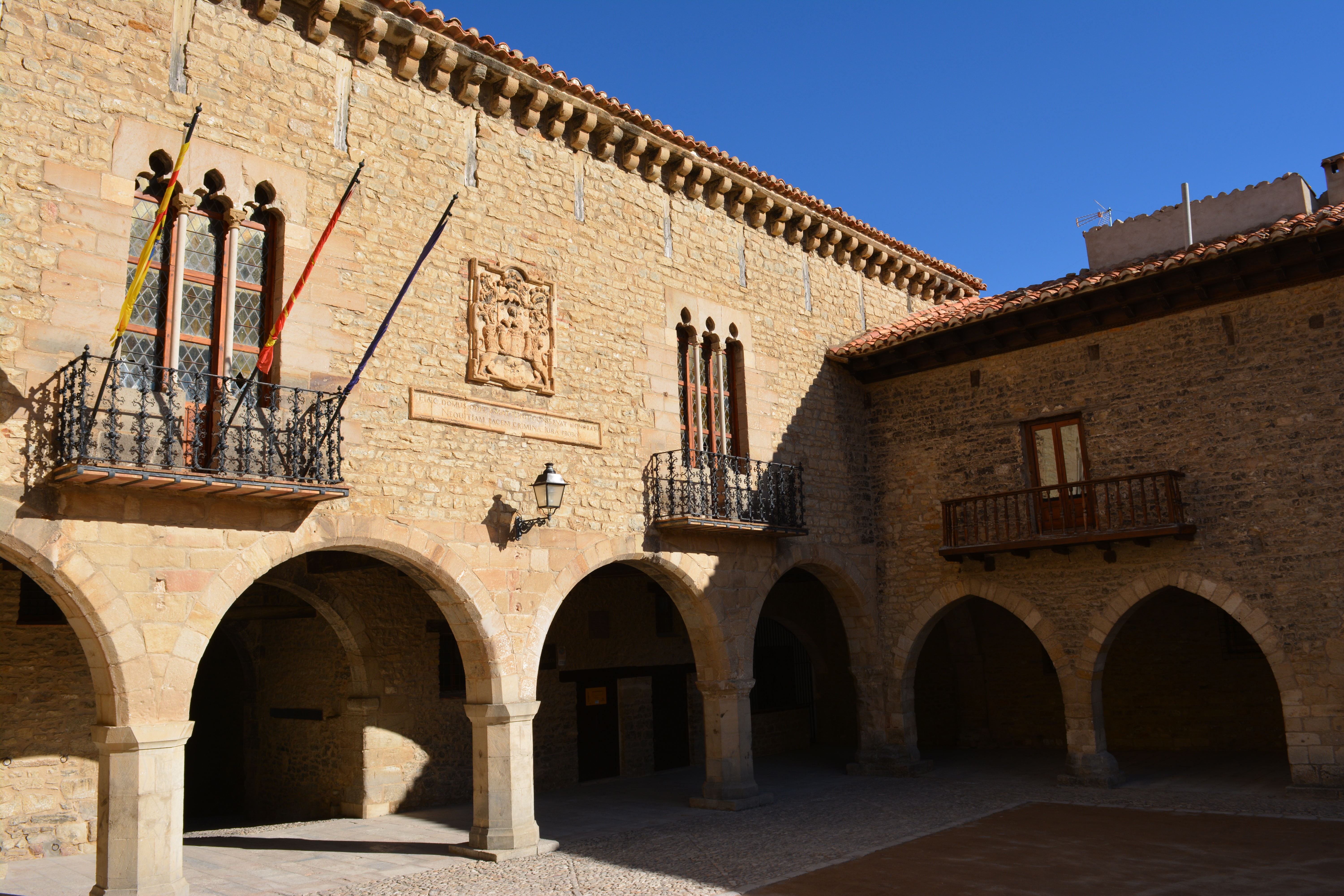 Plaza Porticada de Cantavieja, uno de los pueblos de la ruta por el Maestrazgo